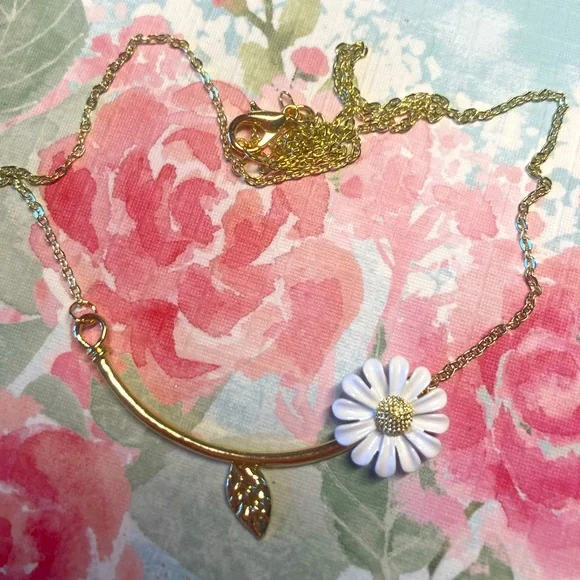 Daisy White Flower Necklace - Picture 3 of 3